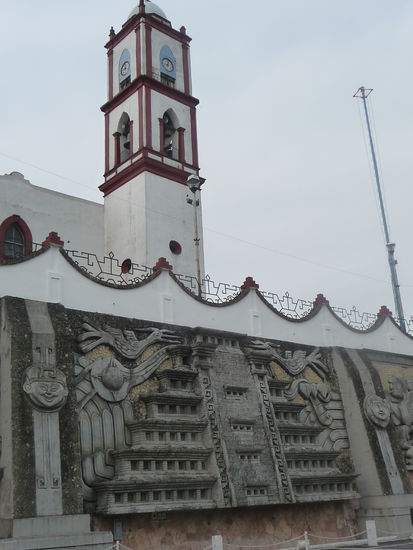 Kathedrale in Papantla und darunter Nischen Pyramide von El Tajin