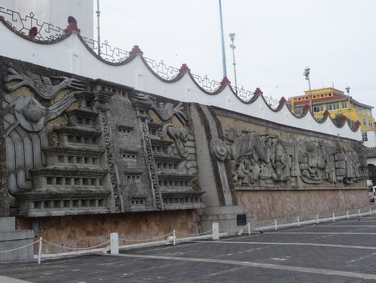 Plastisches Mauerrelief mit Szenen der Totonaken Kultur am Plaza vor der Kathedrale in Papantla- vorne links Nischen Pyramide von El Tajin