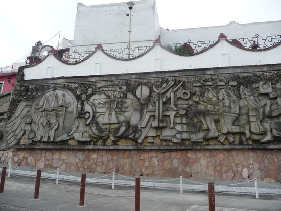 Plastisches Mauerrelief mit Szenen der Totonaken Kultur am Plaza vor der Kathedrale in Papantla