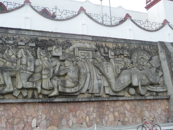 Plastisches Mauerrelief mit Szenen der Totonaken Kultur am Plaza vor der Kathedrale in Papantla