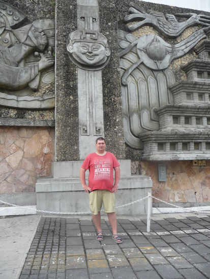 Ich am Plastisches Mauerrelief mit Szenen der Totonaken Kultur am Plaza vor der Kathedrale in Papantla