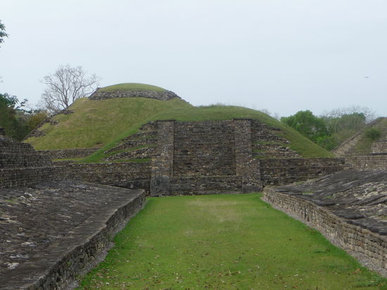 Einer von 10 Ballspielplätzen in El Tajin - hier der südliche