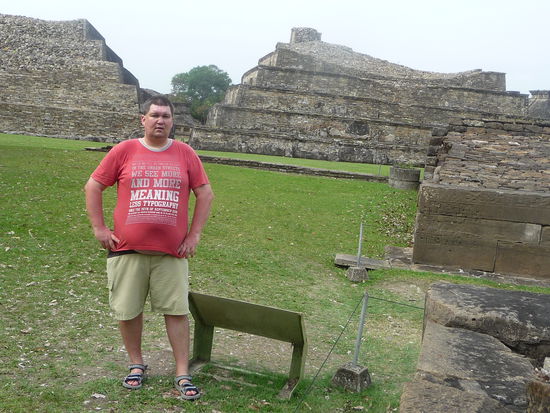 Ich mit Bauwerk 3 im Hintergrund