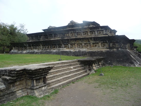 Bauwerk C mit der Kunst und Architektur der für die Stätte typischen Määnder - auf der oben gelegenden Chico Gruppe
