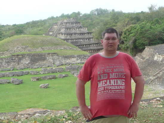 Ich oben auf dem Gelände der Chico Gruppe mit Blick zur Nischen Pyramide