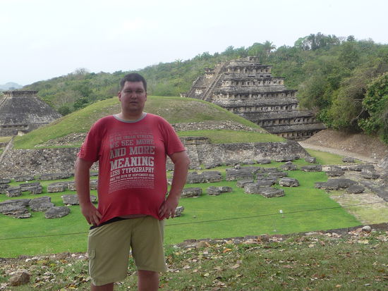 Ich oben auf dem Gelände der Chico Gruppe mit Blick zur Nischen Pyramide