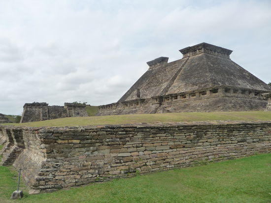 Bauwerk 5 neben der Nischen Pyramide
