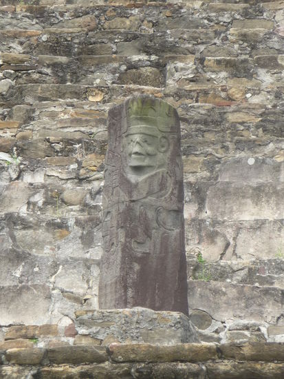Stele vor Bauwerk 5 neben der Nischen Pyramide