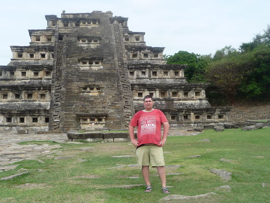 Ich vor der Nischen Pyramide