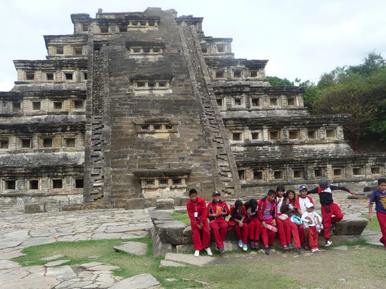 Schulgruppe vor der Nischen Pyramide