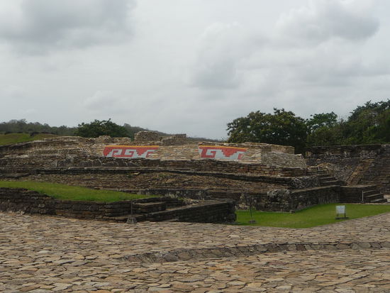 Ballspielplatz hinter der Nischen Pyramide