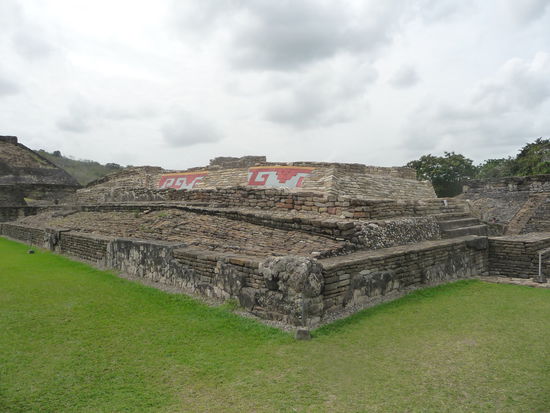 Ballspielplatz hinter der Nischen Pyramide