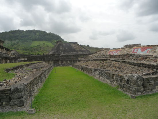 Ballspielplatz hinter der Nischen Pyramide