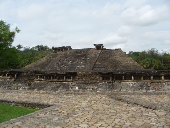 Weitere Bauwerke hinter der Nischen Pyramide