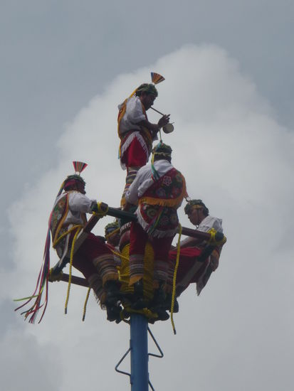 Direkt vor dem Eingang zu El Tajin auf dem Parkplatz steht ein über 20 m hoher Mast an den sich die Voladores ( fliegenden Menschen ) zur Schau stellen . Sie sind eine in ganz Mexiko bekannte Touristen Attraktion. Die Handlung ist wahrscheinlich auf einen Kult der Totonaken zurück zu führen um Regen für den jungen Mais zu erbitten.
