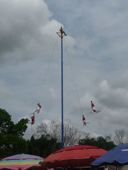 Voladores ( Fliegende Menschen ) am Eingang von El Tajin