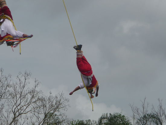 Voladores ( Fliegende Menschen ) am Eingang von El Tajin