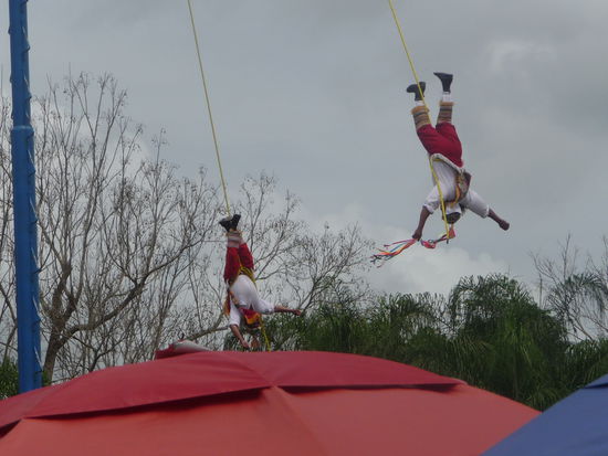 Voladores ( Fliegende Menschen ) am Eingang von El Tajin
