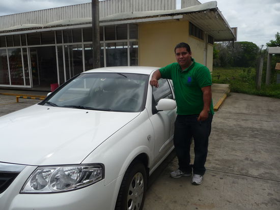Mein junger , freundlicher Fahrer mit seinem Auto den ich für einige Tage bei einer Agentur in Mexiko gemietet habe.