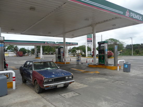 Oldtimer an der Tanke