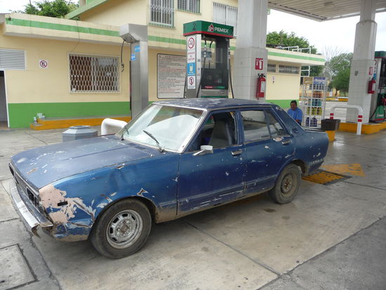 Oldtimer an der Tanke