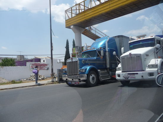 Wir haben Mexiko City wieder fast erreicht und auch die Straßen werden wieder breiter und der Verkehr nimmt zu