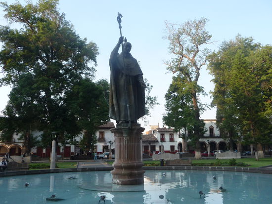 Denkmal des Indianer Wohltäters - Bischof Vasco Quiroga nach dem auch dieser eine von zwei Stadtplätzen ( Zocalo ) in Patzcuaro  benannt ist.