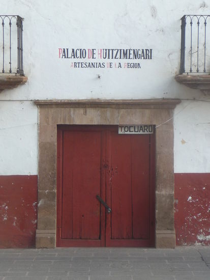 An der Nordseite des Plaza Vasco de Quiroga  steht der Palacio Huitzimengari - Haus des letzten Purepeche Fürsten Caltzontzin