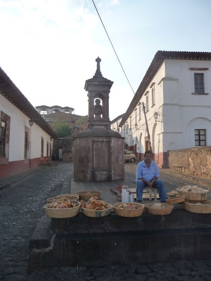 Er hat frische Brot und Backwaren im Angebot