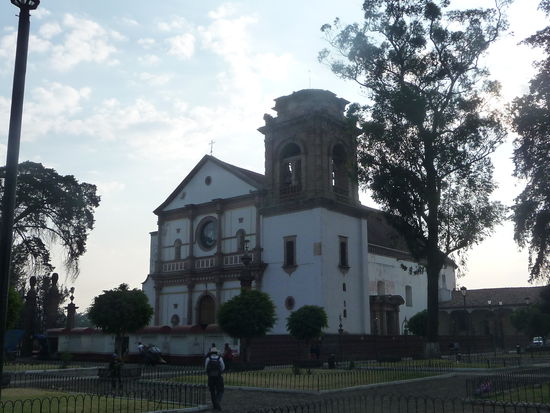 La Basilica de la Salud erbaut 1554 . Es ist die wichtigste Kirche in der Stadt und wird auch heute noch von den Indios sehr verehrt denn die Kirche beherbergt nicht nur die Schutzpatronin der Stadt " Virgen de Salut " sondern auch das Grab von Don Vasco de Quiroga .