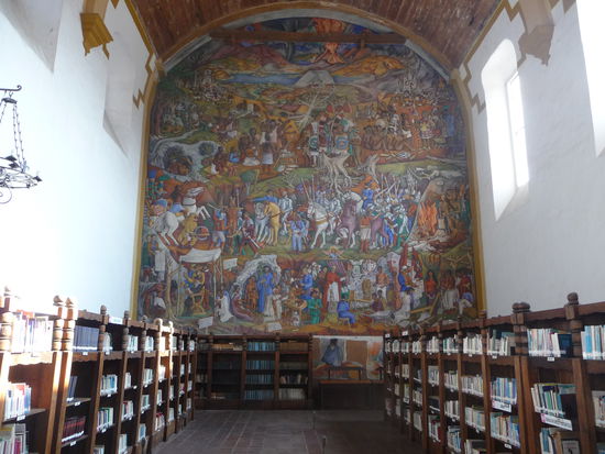 Das beeindruckende große Wandbild in der Biblioteca Publica von Juan O Gorman aus dem Jahr 1942 zeigt Ereignisse aus der Geschichte Michoacans bis zur Revolution 1910.