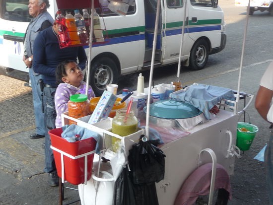 Auch die kleinsten helfen schon mit beim Verkauf von leckeren Speisen am Straßenrand