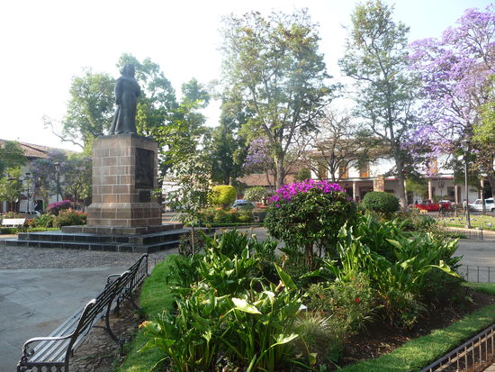 In der mitte steht das Denkmal der Gertrudis Boanegra. 1818 wurde sie während des Unabhängigkeitskrieges standrechtlich erschossen und gilt seit dem als Märtyrerin .