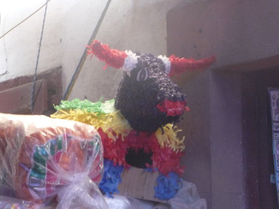 Geschmücktes Rind im im Markt - Mercado Bocanegra in Patzcuaro