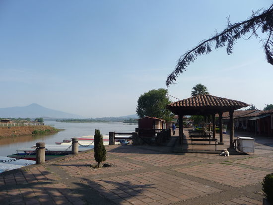 Wenige km vom Centrum entfernt am Stadtrand liegt der See " Lago Patzcuaro " er ist der zweitgrößte in Mexiko . Im See liegen mehrere Inseln von denen die Isla Janitzo die bekannteste ist mit Ihren weithin sichtbaren Morelos Denkmal. Ausflugsboote pendeln ständig hin und her wobei ich es nicht so besonders fand und auf diesen Touristennepp gerne verzichtet habe.