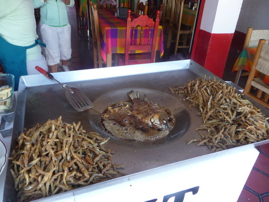 Es gibt hier mehrere Fisch Restaurants wie man hier in Pfanne sehen kann