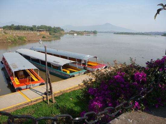 Wenige km vom Centrum entfernt am Stadtrand liegt der See " Lago Patzcuaro " er ist der zweitgrößte in Mexiko . Im See liegen mehrere Inseln von denen die Isla Janitzo die bekannteste ist mit Ihren weithin sichtbaren Morelos Denkmal. Ausflugsboote pendeln ständig hin und her wobei ich es nicht so besonders fand und auf diesen Touristennepp gerne verzichtet habe.