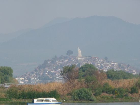 Im Hintergrund ist die Insel Isla Janitzio mit Ihren Morelos Denkmal zu sehen