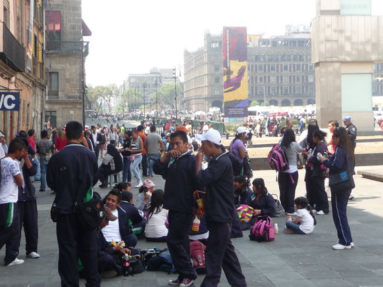 Schulgruppen am Zocalo direkt vor dem Templo Mayor