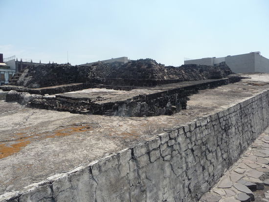 Erste Mauerreste im Templo Mayor