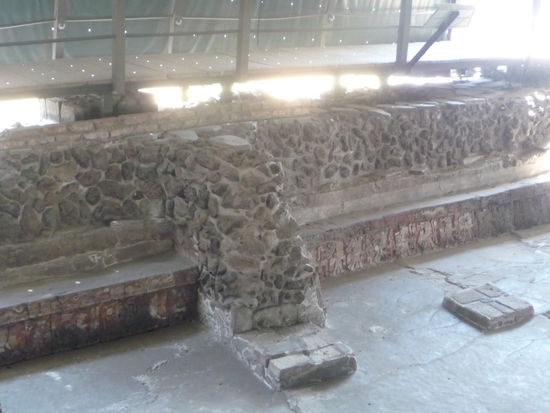 Farbige Reliefs an der Tempelmauer