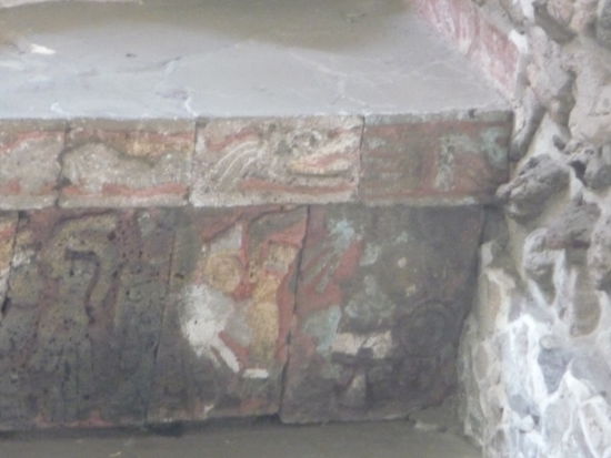 Farbige Reliefs an der Tempelmauer