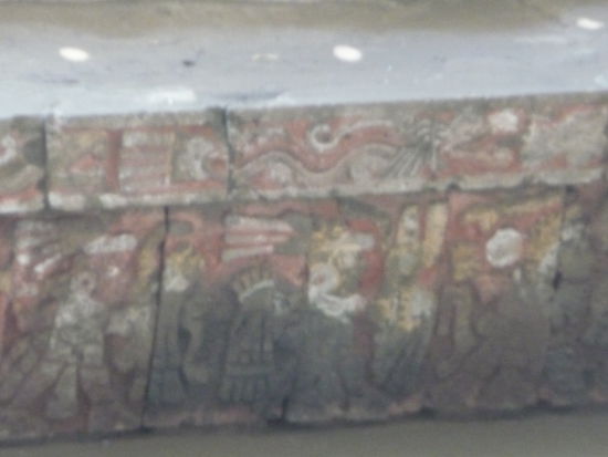 Farbige Reliefs an der Tempelmauer