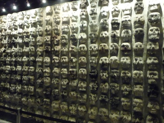 Der erhaltene Tzompantil Sockel des Templo Mayor mit Abbildungen von verzierten Schädeln. Direkt darüber wurden die Schädel der Opfer zur Schau gestellt.