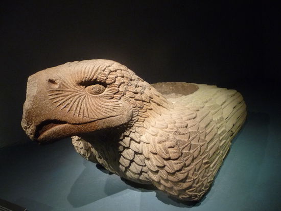 Ein Cuauhxicalli ist ein Opfer - Altar der Azteken und hier in Form eines Adlerkopfs zu sehen