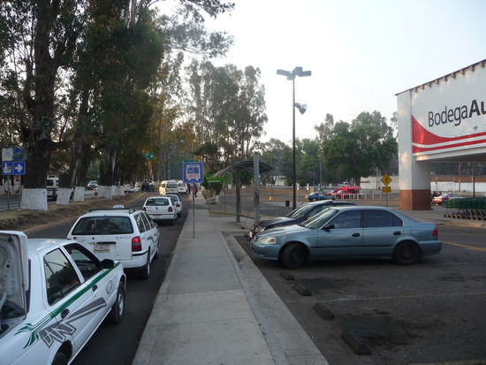 Direkt neben meinem Hotel lag ein großer Supermarkt der Kette Aurrera was natürlich super war !!   Vor dem Supermarkt der Haltebereich für Taxen und Colectivos