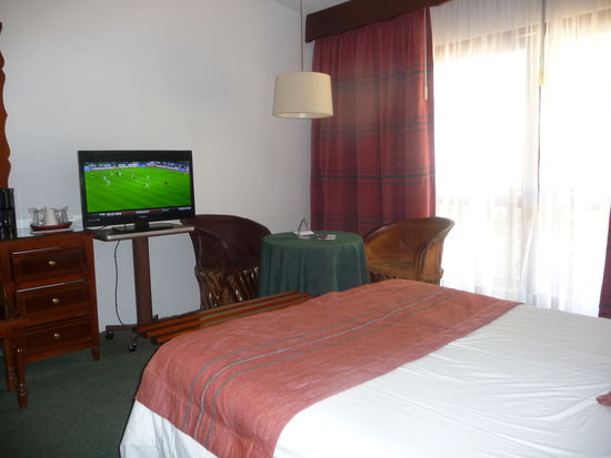 Mein Zimmer und im TV läuft gerade die Live Übertragung des Chamions League Halbfinals Bayern München gegen FC Barcelona. Entstand 4:0 für den FC Bayern !!   Trotzdem bleibe ich BVB Fan !!