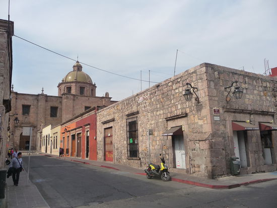 Im Hintergrund sieht man bereits die Kirche Templo de San Jose