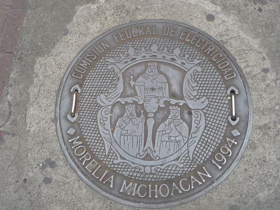 So hüpsch sehen die Gullideckel in Morelia aus.