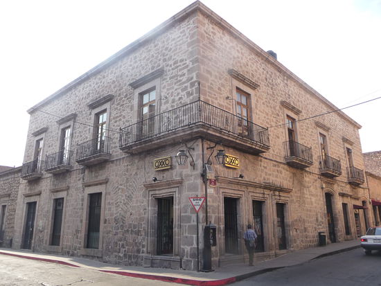 Supermarkt Oxxo in einen schönem Kolonialgebäude